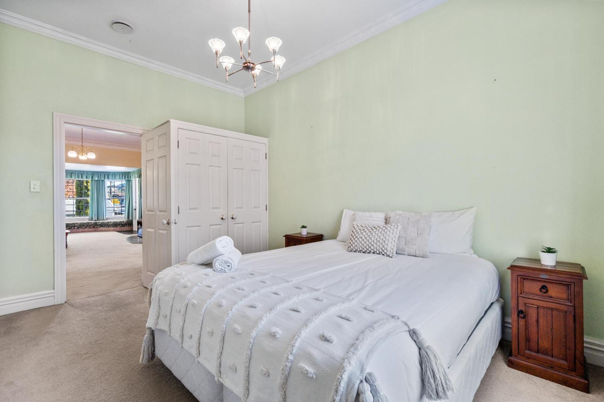 Tasman Holiday Parks Picton Exterior photo A bedroom