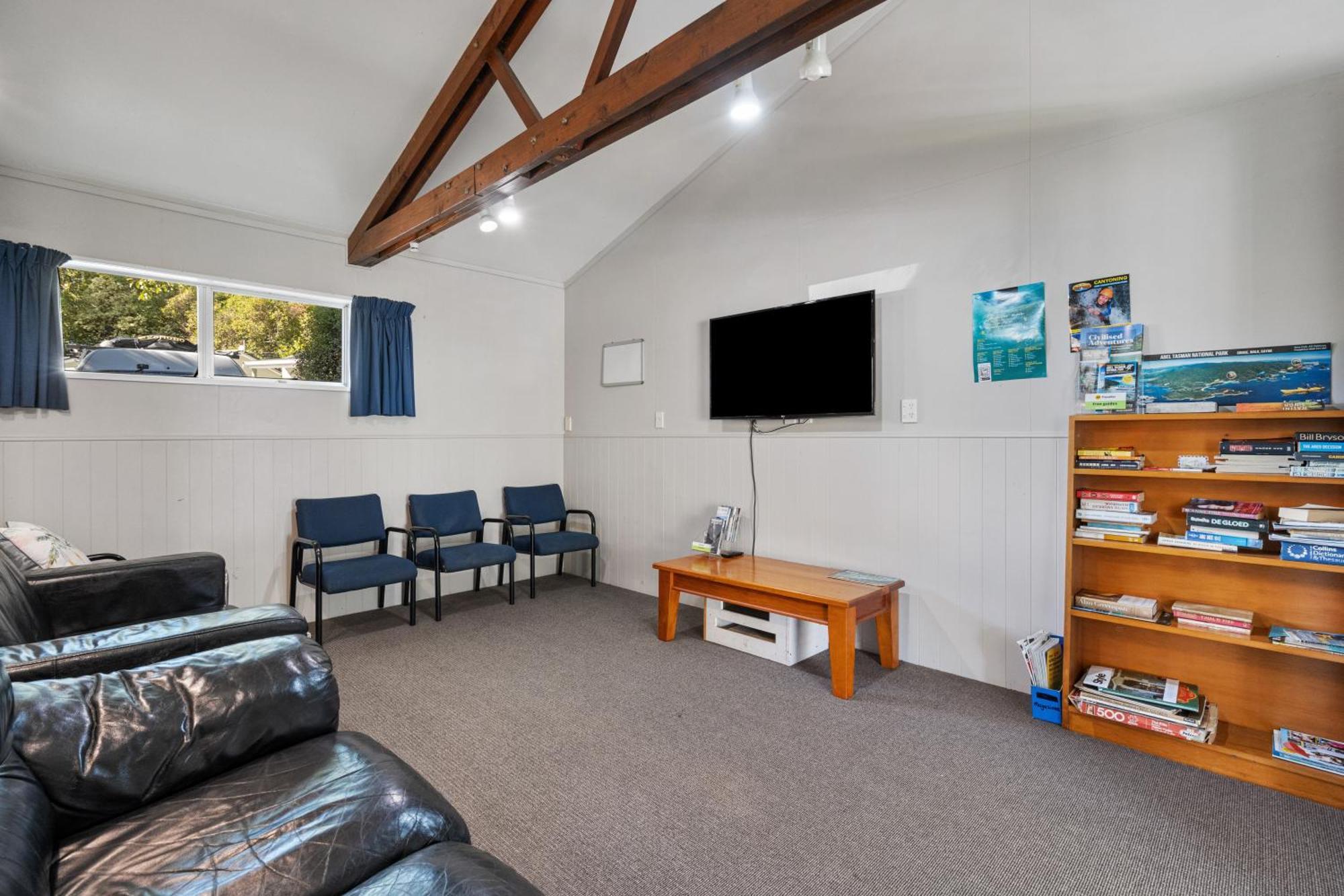 Tasman Holiday Parks Picton Exterior photo The lounge at the hostel