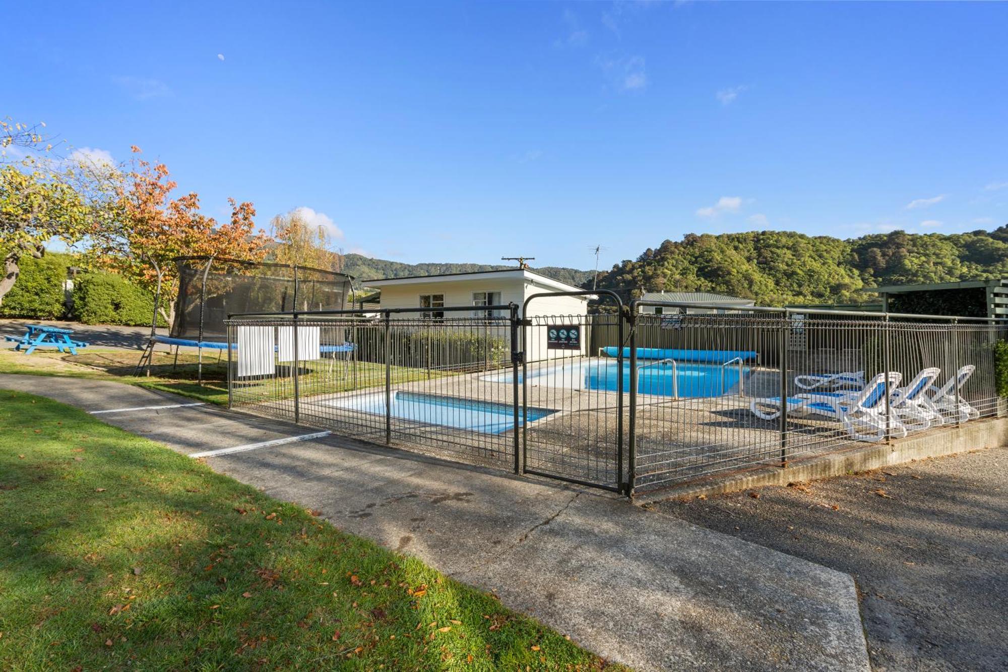 Tasman Holiday Parks Picton Exterior photo The swimming pool at the station