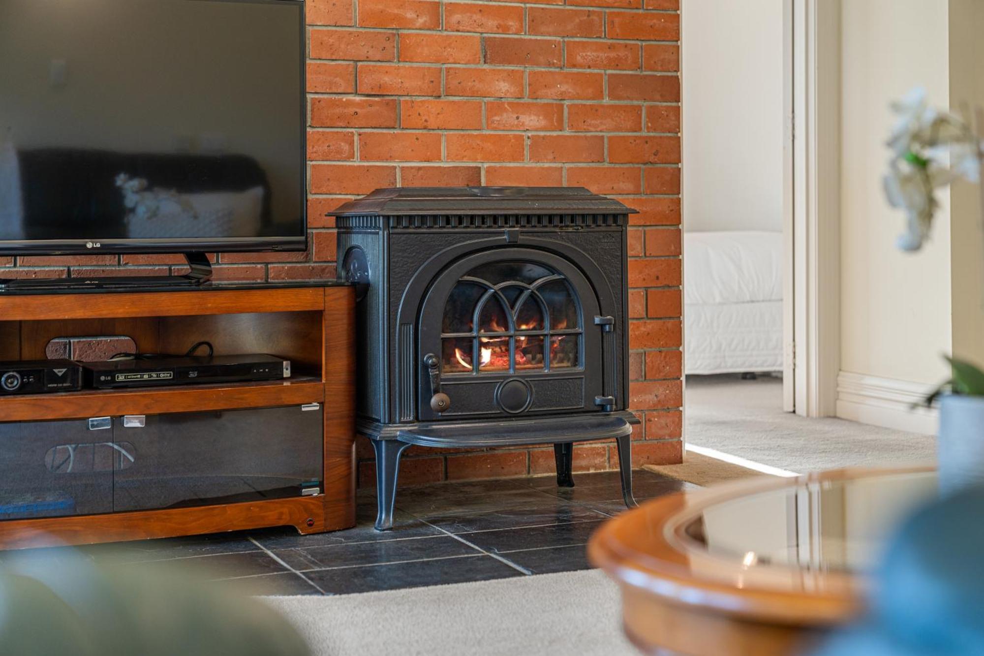 Tasman Holiday Parks Picton Exterior photo A wood-burning stove