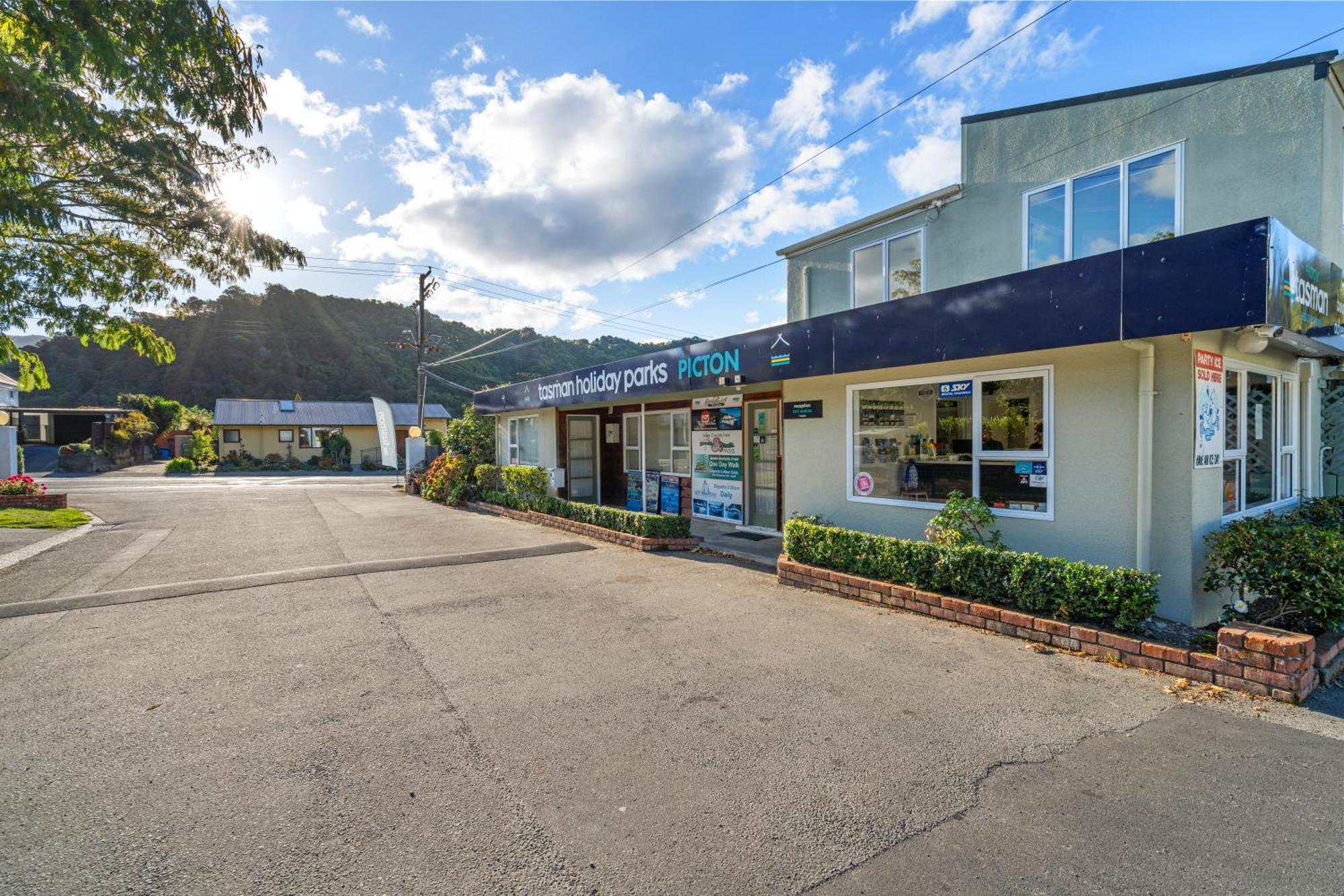 Tasman Holiday Parks Picton Exterior photo The entrance to the swimming pool