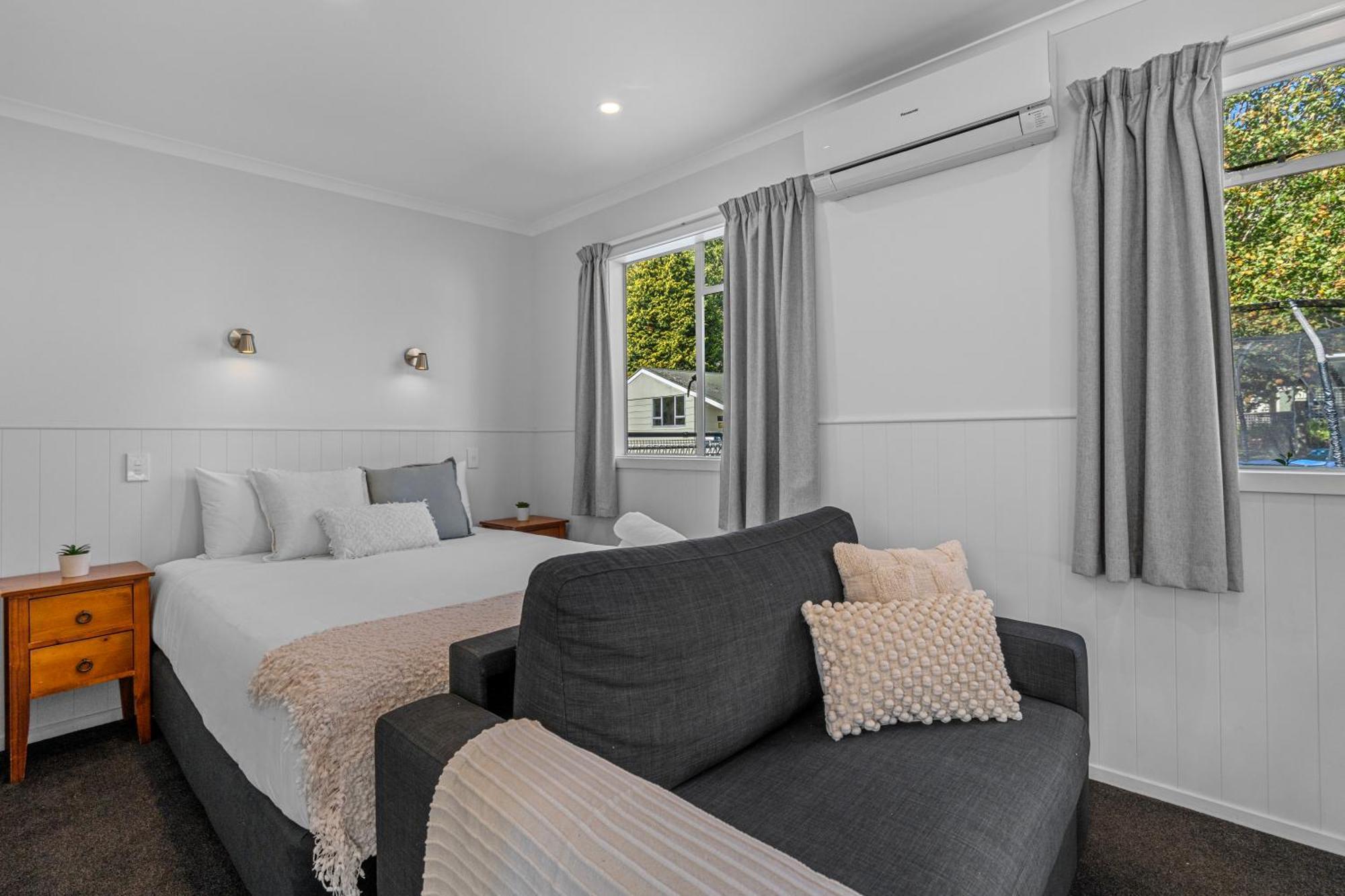 Tasman Holiday Parks Picton Exterior photo A bedroom at the hotel
