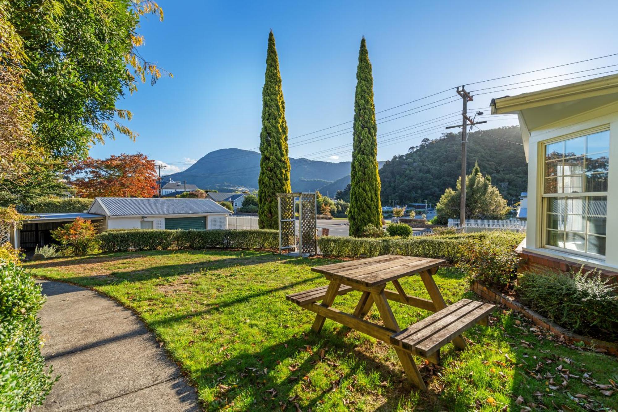 Tasman Holiday Parks Picton Exterior photo The garden of the Riwaka Tavern