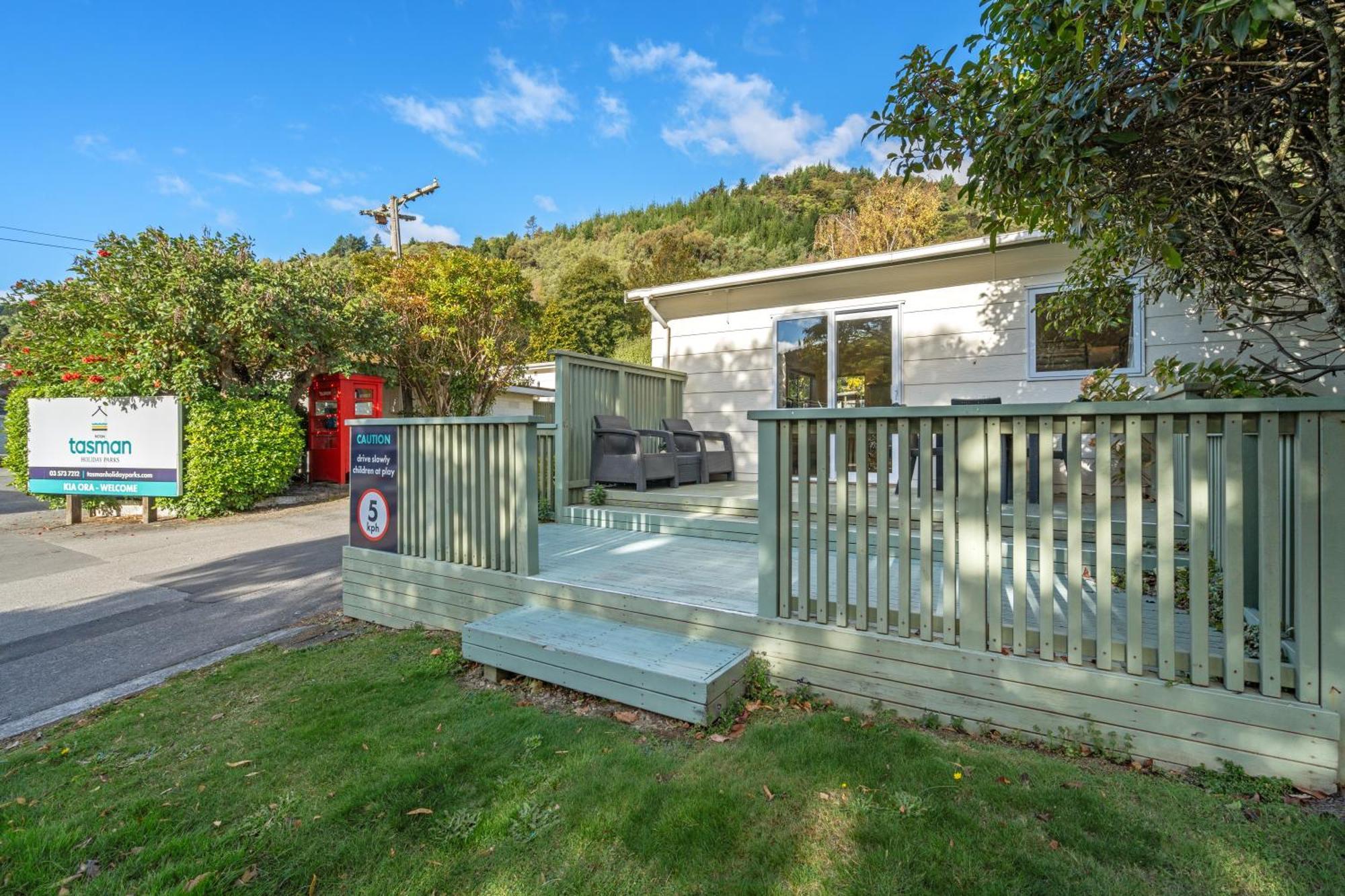 Tasman Holiday Parks Picton Exterior photo A static home at the park