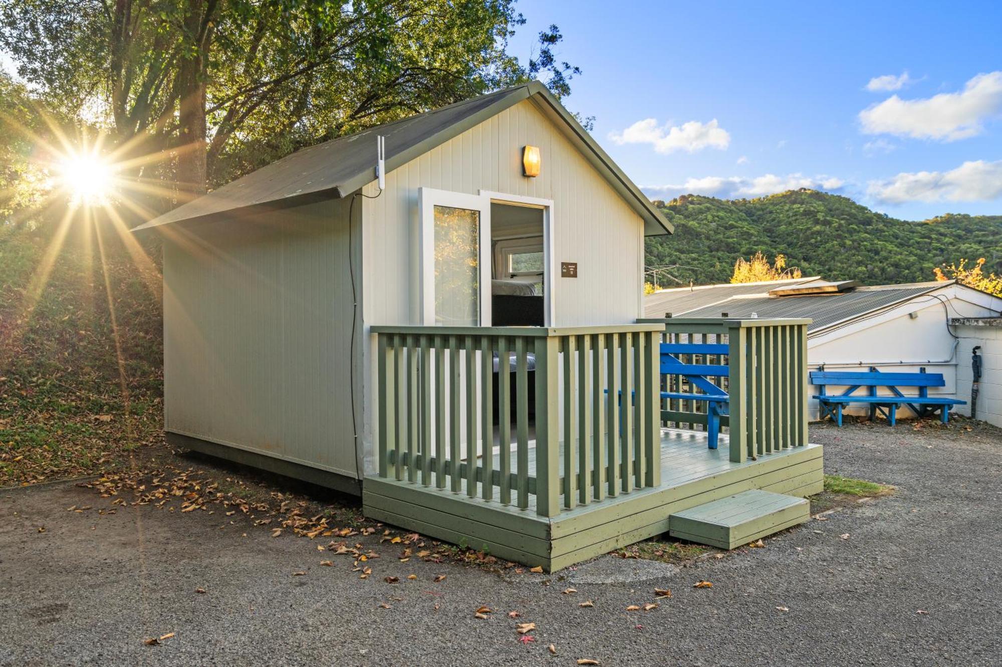 Tasman Holiday Parks Picton Exterior photo A tiny home at the Riverview Motel in New Zealand