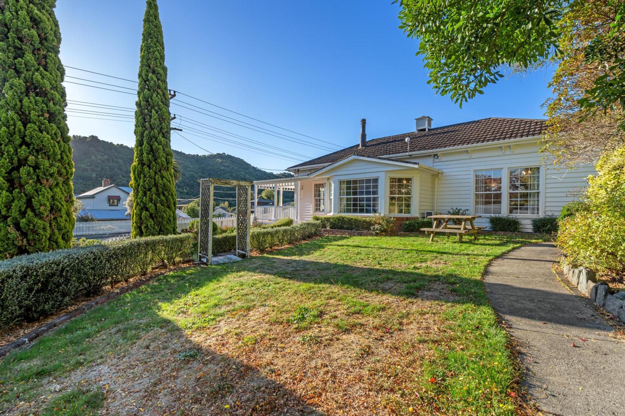 Tasman Holiday Parks Picton Exterior photo The house in 2015