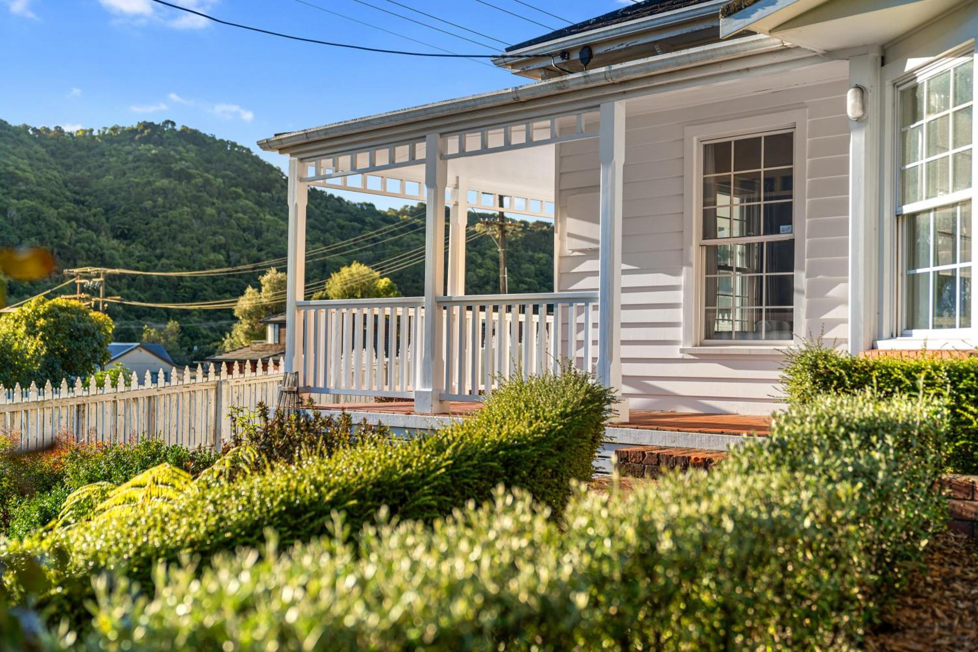 Tasman Holiday Parks Picton Exterior photo The house's front entrance